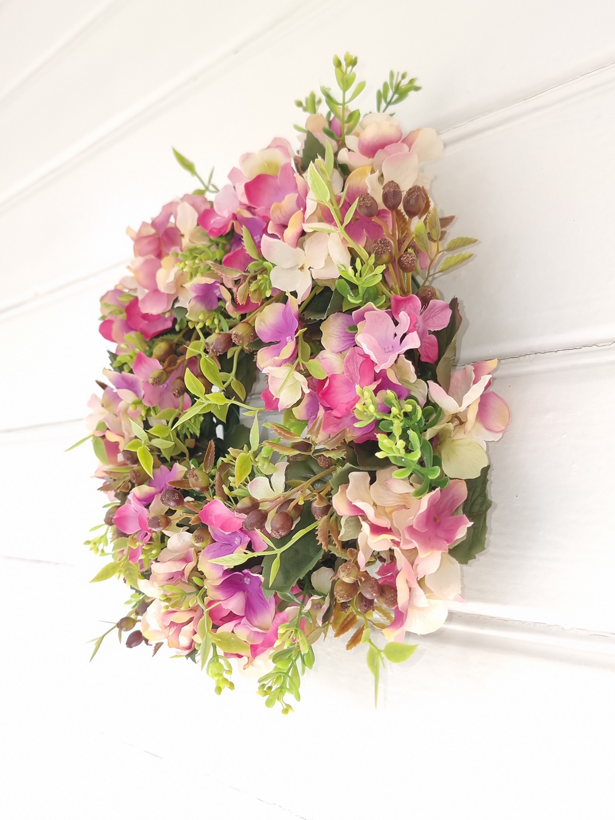 Konstgjord krans med hortensia blommor. Besök blickfång.se