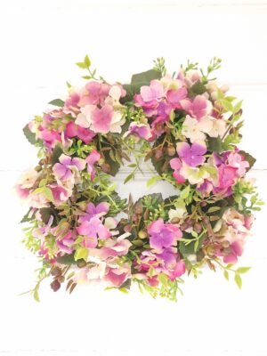 Konstgjord krans med hortensia blommor. Besök Blickfång.se