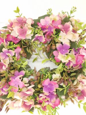 Konstgjord krans med hortensia blommor. Besök Blickfång.se