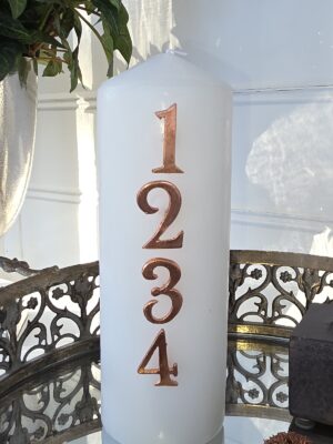 Adventsiffror i koppar sticks till ljus. Besök blickfång.se