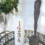 Adventsiffror i koppar sticks till ljus. Besök blickfång.se