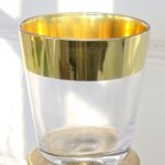 Glaskupa ljushållare med kant i guld. Besök blickfång.se