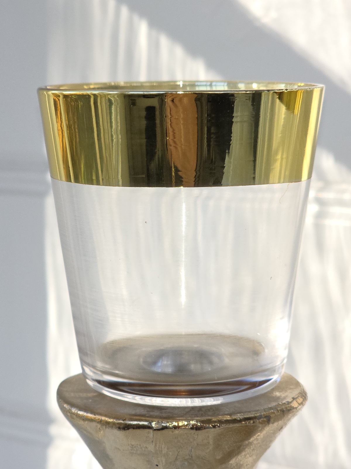 Glaskupa-ljushallare-med-kant-i-guld-3