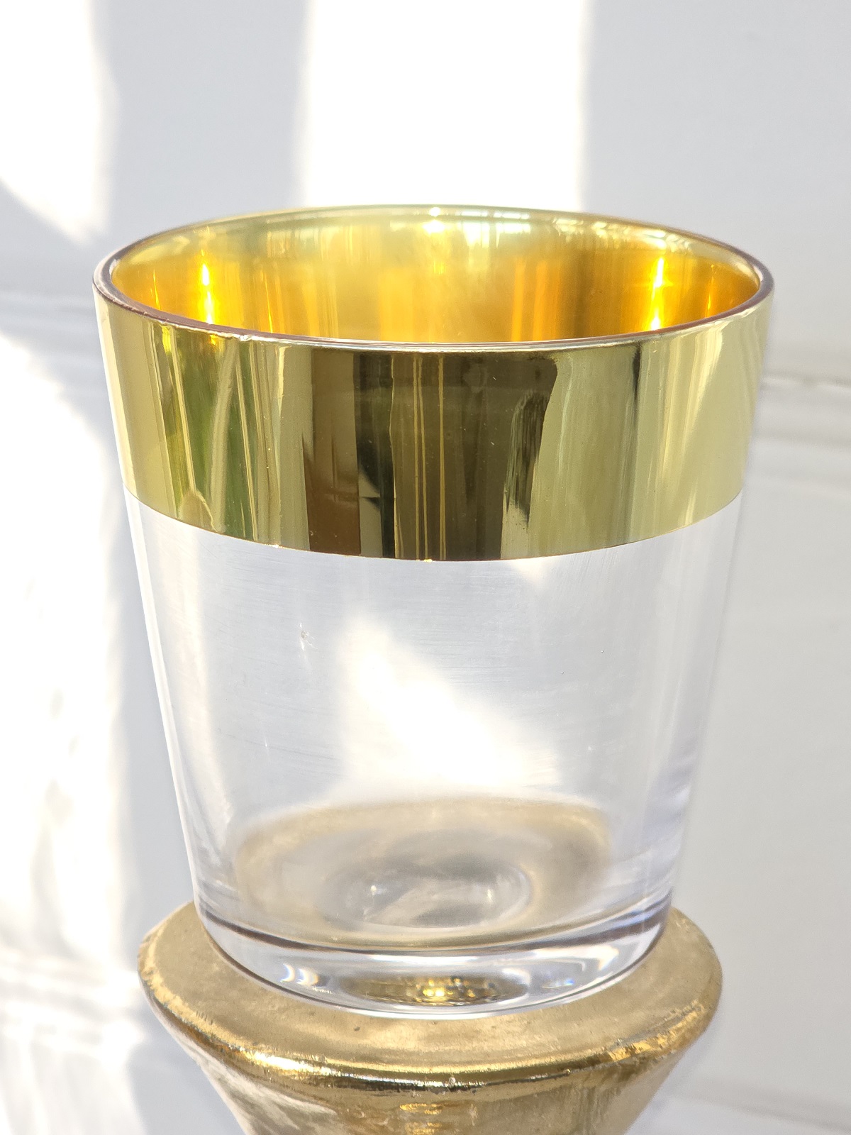 Glaskupa-ljushallare-med-kant-i-guld