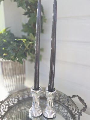 Grå långa ljus med lack. Besök Blickfång.se