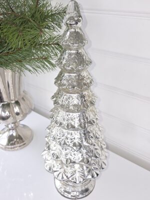 Hög julgran i fattigmanssilver. Besök blickfång.se