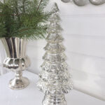 Hög julgran i fattigmanssilver. Besök blickfång.se
