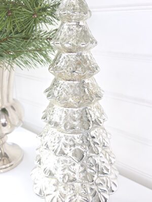 Hög julgran i fattigmanssilver. Besök blickfång.se