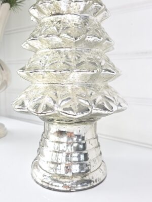 Hög julgran i fattigmanssilver. Besök blickfång.se