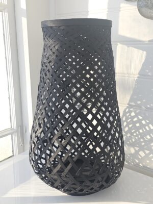 Hög svart lykta i bambu. Besök blickfång.se