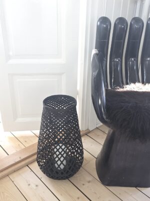 Hög svart lykta i bambu. Besök blickfång.se