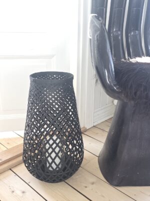 Hög svart lykta i bambu. Besök blickfång.se