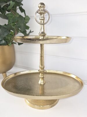 Ovalt våningsfat kakfat i guld metall. Besök Blickfång.se