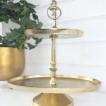 Ovalt våningsfat kakfat i guld metall. Besök Blickfång.se