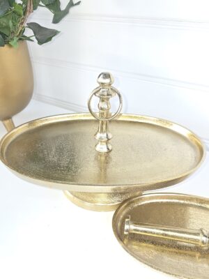 Ovalt våningsfat kakfat i guld metall, Besök Blickfång.se