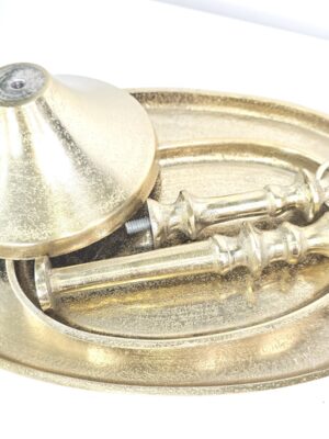 Ovalt våningsfat kakfat i guld metall. Besök Blickfång.se