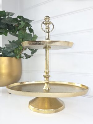 Ovalt våningsfat kakfat i guld metall. Besök Blickfång.se