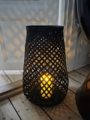Hög svart lykta i bambu. Besök blickfång.se