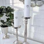 ett par blockljusstakar i 2 storlekar i silver metall