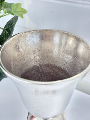 rund kruka i silver metall sett uppifrån