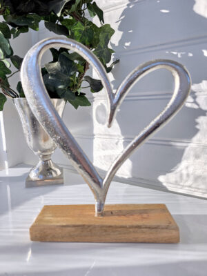 Stående hjärta i silver för dekoration. Besök blickfång.se