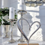 Hjärta i silver på fot tillsammans med ett par blockljusstakar i silver