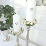 Ett par vita ljusmanschetter till blockljus