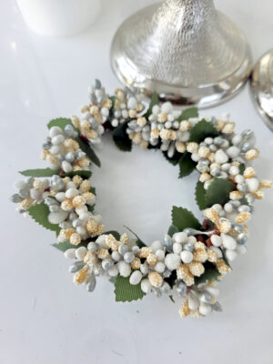 Ljusmanschett med pärlor och bär i vita nyanser