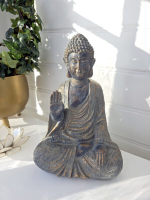 Sittande buddha figur med ena handen uppe