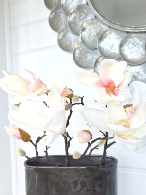 Konstgjord magnolia med rosa inslag. Besök Blickfång.se