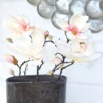 Konstgjord magnolia med rosa inslag. Besök Blickfång.se