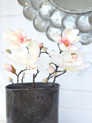 Konstgjord-magnolia-med-rosa-inslag