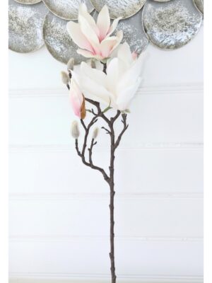 Konstgjord magnolia med rosa inslag. Besök blickfång.se