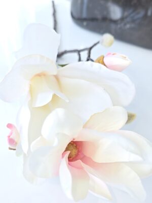 Konstgjord magnolia med rosa inslag. Besök blickfång.,se