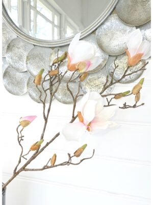 Konstgjord vit rosa magnolia. Besök blickfång.se