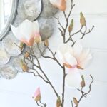 Konstgjord vit rosa magnolia. Besök Blickfång.se