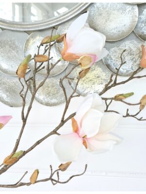 Konstgjord vit rosa magnolia. Besök blickfång.se