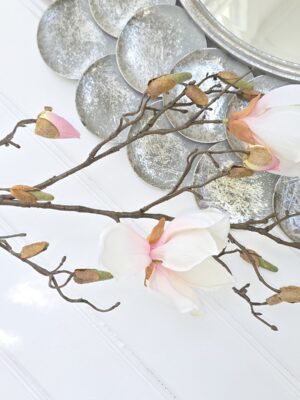 Konstgjord vit rosa magnolia. Besök blickfång.se