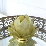 Grön lotuslykta med guldkant. Besök Blickfång.se