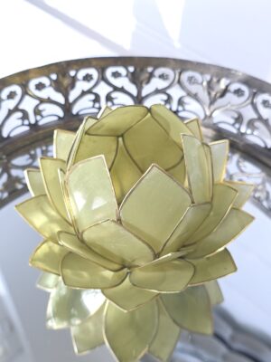 Grön lotuslykta med guldkant. Besök blickfång.se