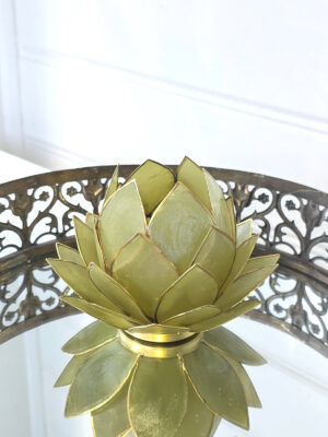 Lotuslykta-gron-med-guldkant