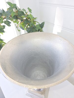 Stor kruka på fot i silver. Besök blickfång.se