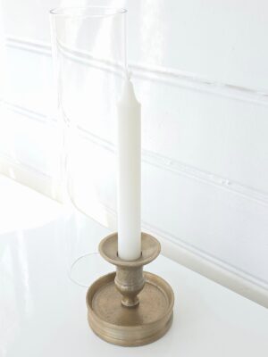 Ljusstake guld med glascylinder. Besök Blickfång.se