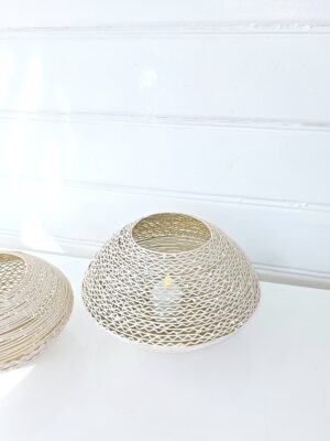 Rund lykta beige tråd metall. Besök Blickfång.se