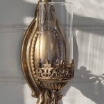 Vägglampett i guld. Besök Blickfång.se