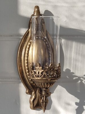 Vägglampett i guld. Besök Blickfång.se