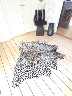 Leopard matta svart vitt. Besök blickfång.se