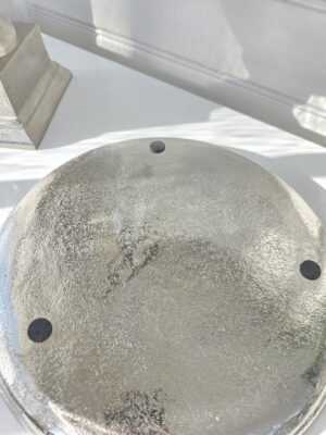 Ljusbricka rund silver metall. Besök Blickfång.se