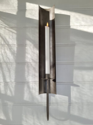 Svart väggljusstake i metall. Besök blickfång.se